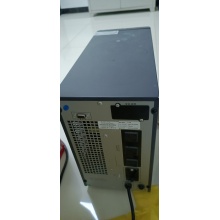 山特c3k内置电池